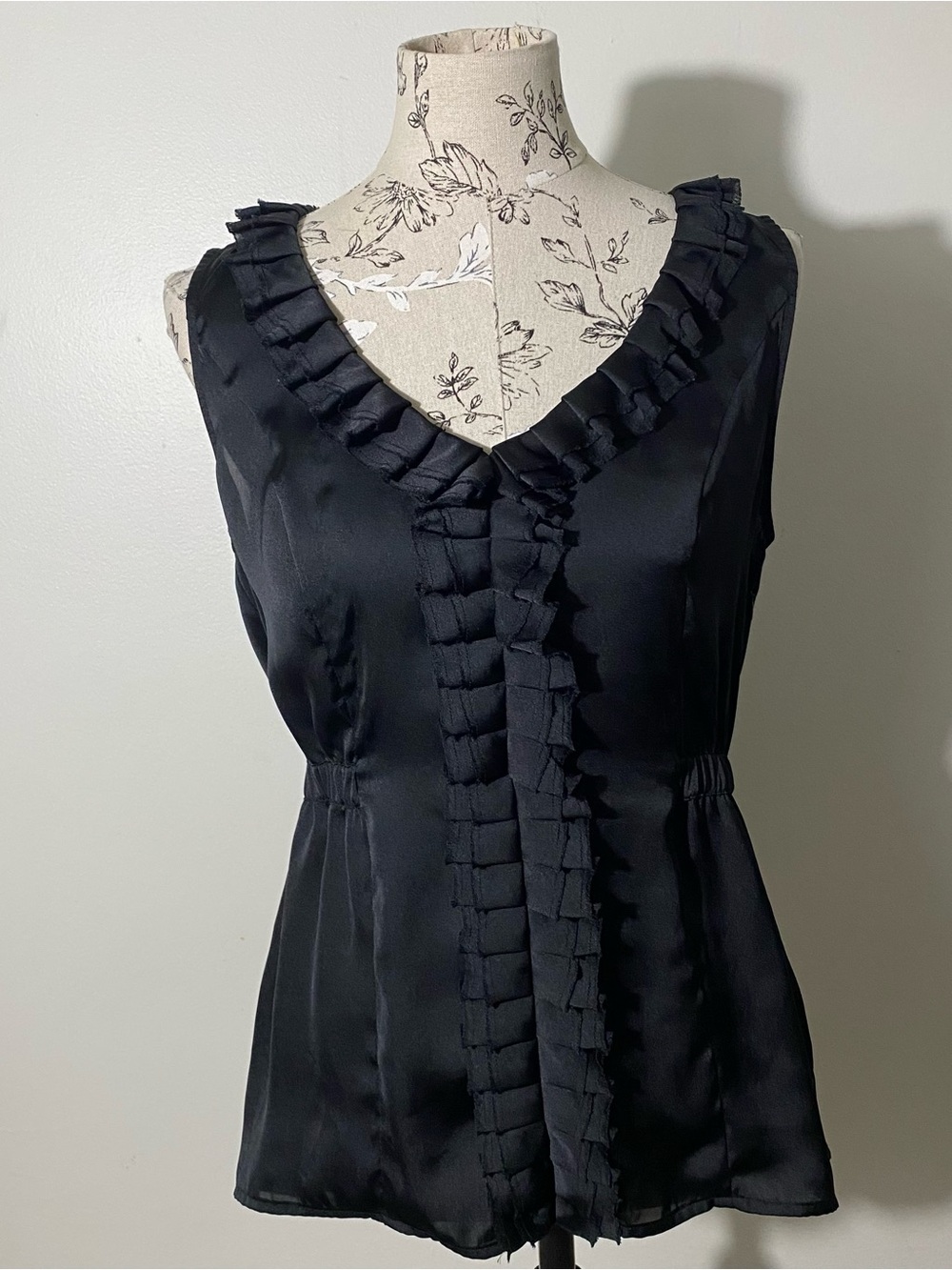 2010’s Express Black V-Neck Ruffle Top Size Large